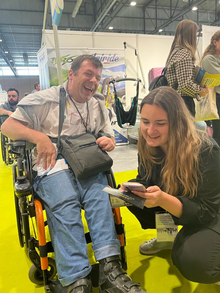 Régis Clerc au Salon Handica visite du stand de l'entreprise EPUR 2022